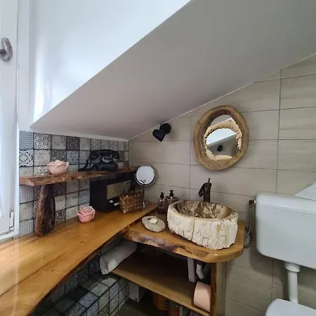 Mansarda Boema, Gradina De Basm