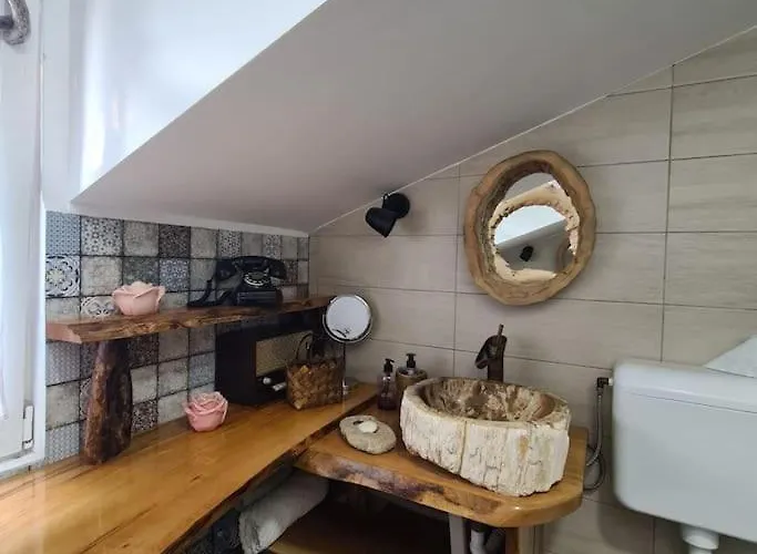 Mansarda Boema, Gradina De Basm